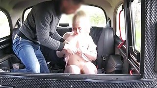 漂亮的混血小妞用小粉给大家来一段激情前戏，平时爱好运动